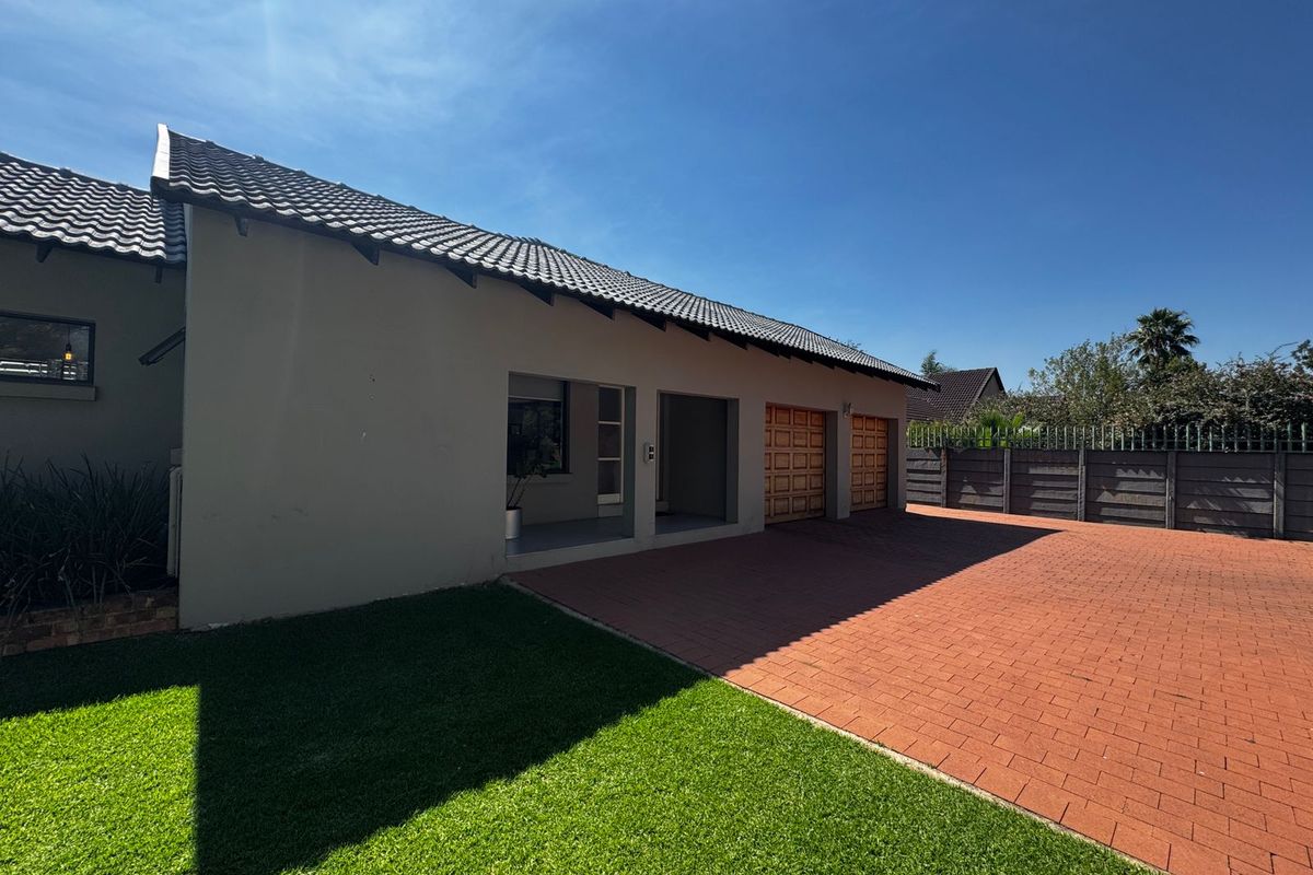 Modern, Energy-Efficient Home in a Prime Brackenhurst Location - Photo 3