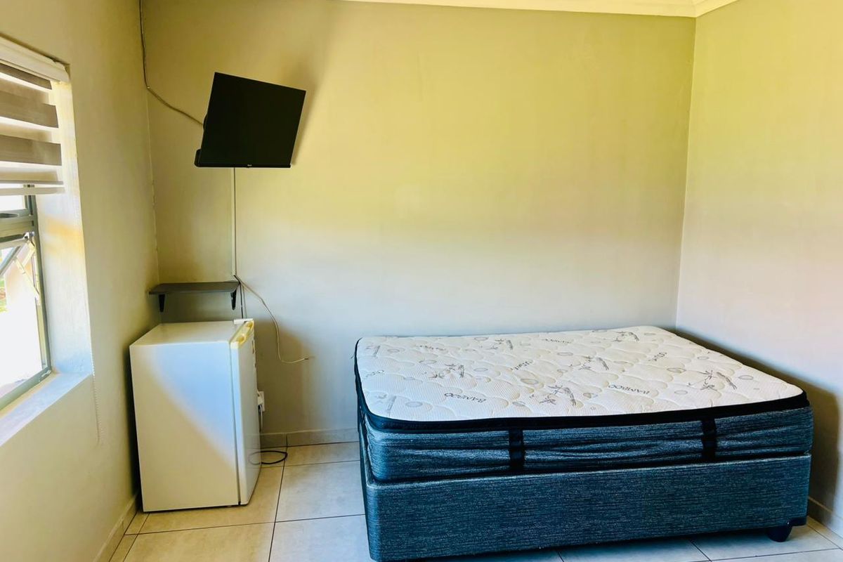 Spacious 9-bedroom guest house for rent in Duvha Park, Witbank—perfect for groups and travelers ali - Photo 3
