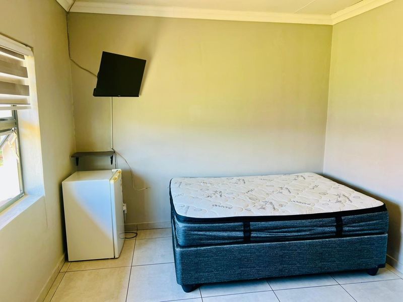 Spacious 9-bedroom guest house for rent in Duvha Park, Witbank—perfect for groups and travelers ali - Photo 3