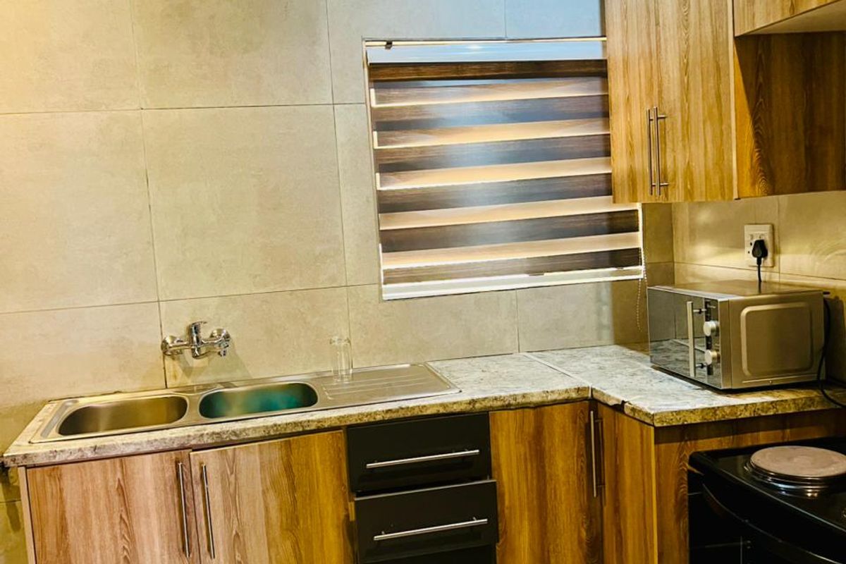 Spacious 9-bedroom guest house for rent in Duvha Park, Witbank—perfect for groups and travelers ali - Photo 2
