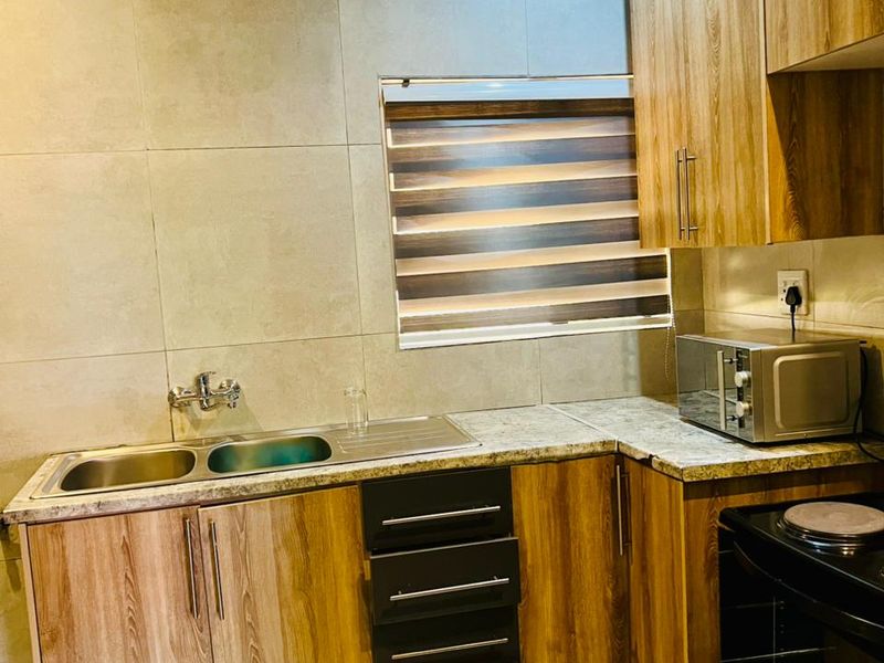 Spacious 9-bedroom guest house for rent in Duvha Park, Witbank—perfect for groups and travelers ali - Photo 2