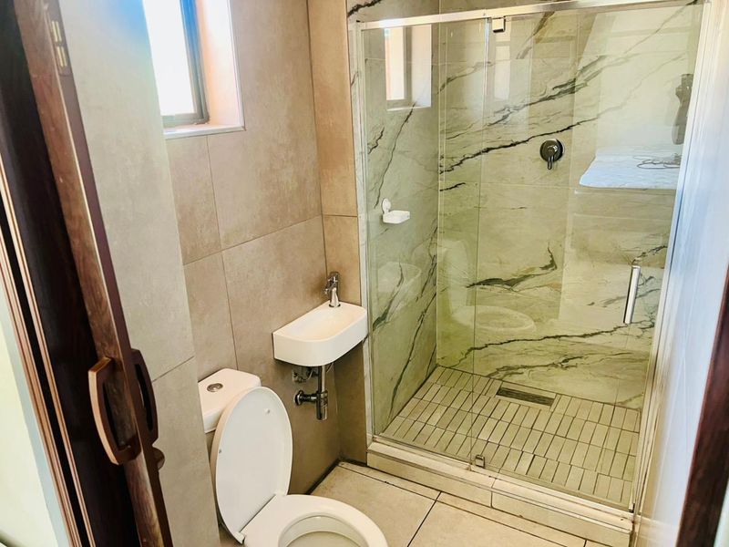 Spacious 9-bedroom guest house for rent in Duvha Park, Witbank—perfect for groups and travelers ali - Photo 7