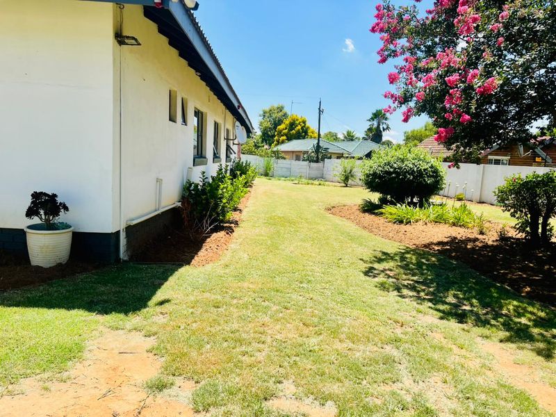 Spacious 9-bedroom guest house for rent in Duvha Park, Witbank—perfect for groups and travelers ali - Photo 10