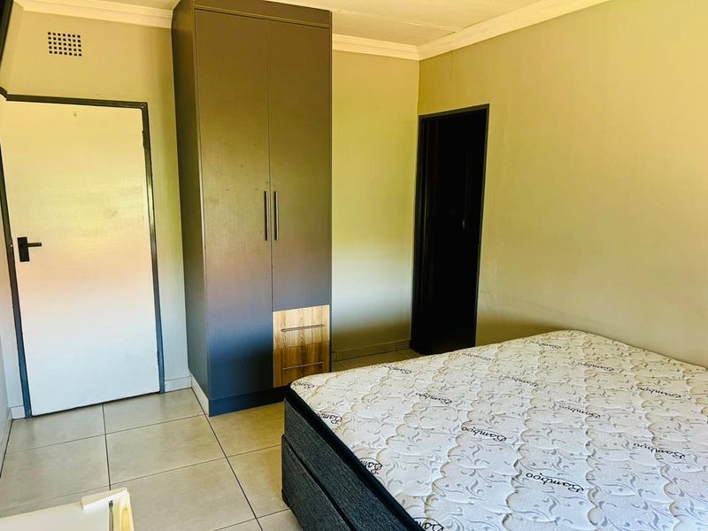 Spacious 9-bedroom guest house for rent in Duvha Park, Witbank—perfect for groups and travelers ali - Photo 8