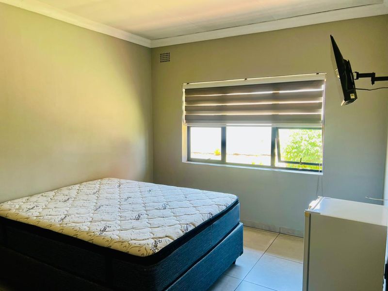 Spacious 9-bedroom guest house for rent in Duvha Park, Witbank—perfect for groups and travelers ali - Photo 6
