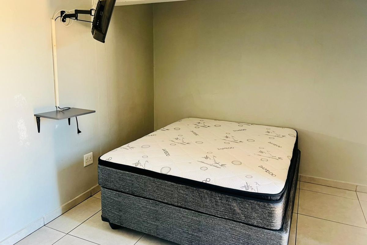 Spacious 9-bedroom guest house for rent in Duvha Park, Witbank—perfect for groups and travelers ali - Photo 4