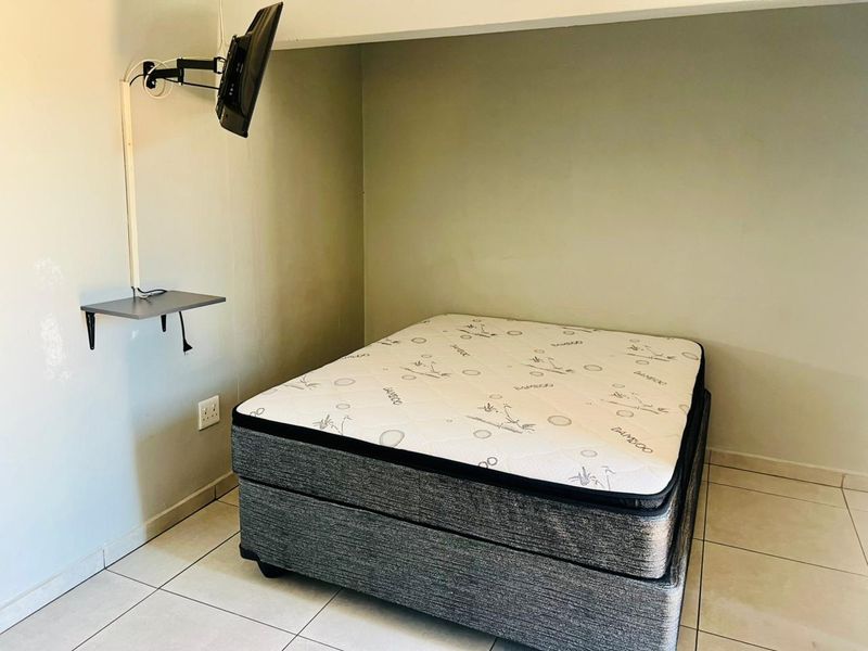 Spacious 9-bedroom guest house for rent in Duvha Park, Witbank—perfect for groups and travelers ali - Photo 4