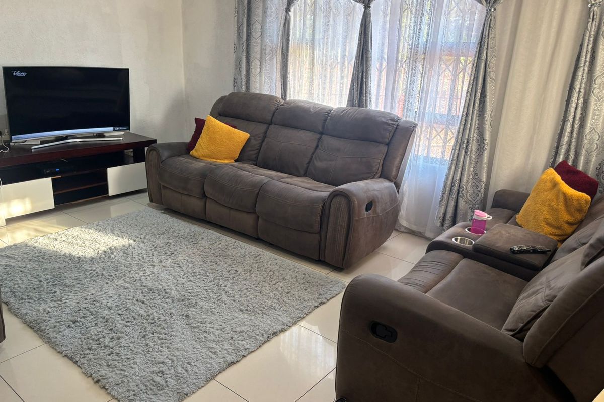 Charming 3-bedroom house for sale, perfect for families, in a quiet neighborhood with modern amenit - Photo 2