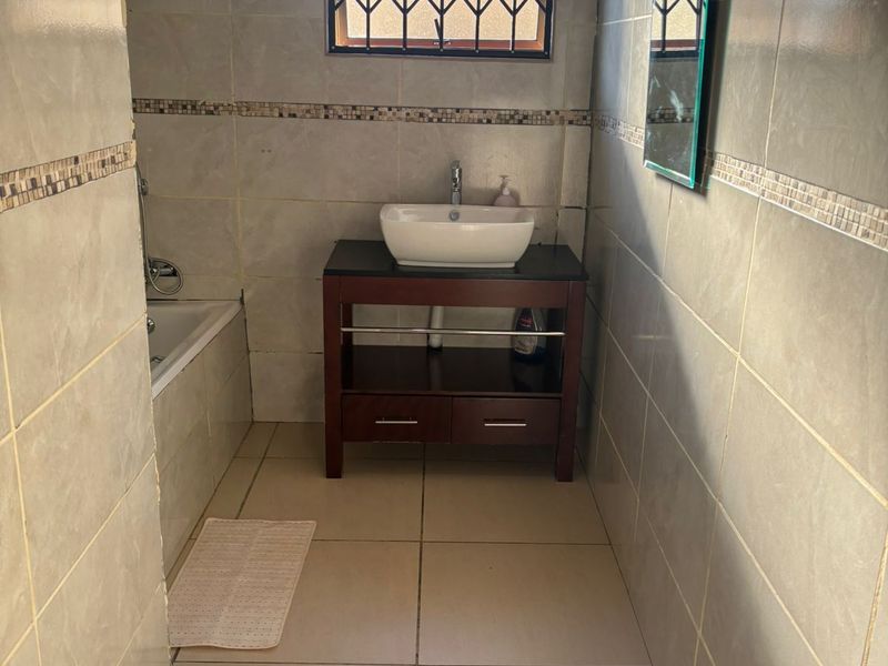 Charming 3-bedroom house for sale, perfect for families, in a quiet neighborhood with modern amenit - Photo 6