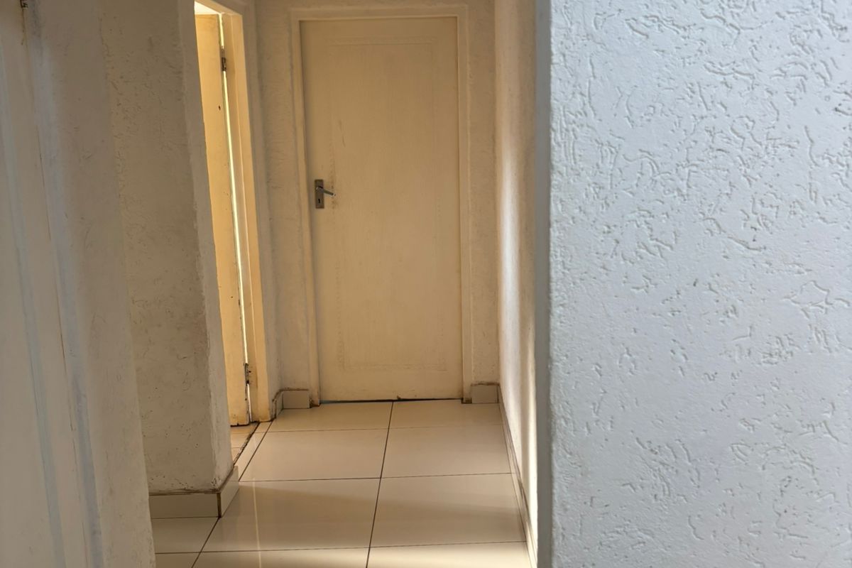 Charming 3-bedroom house for sale, perfect for families, in a quiet neighborhood with modern amenit - Photo 4