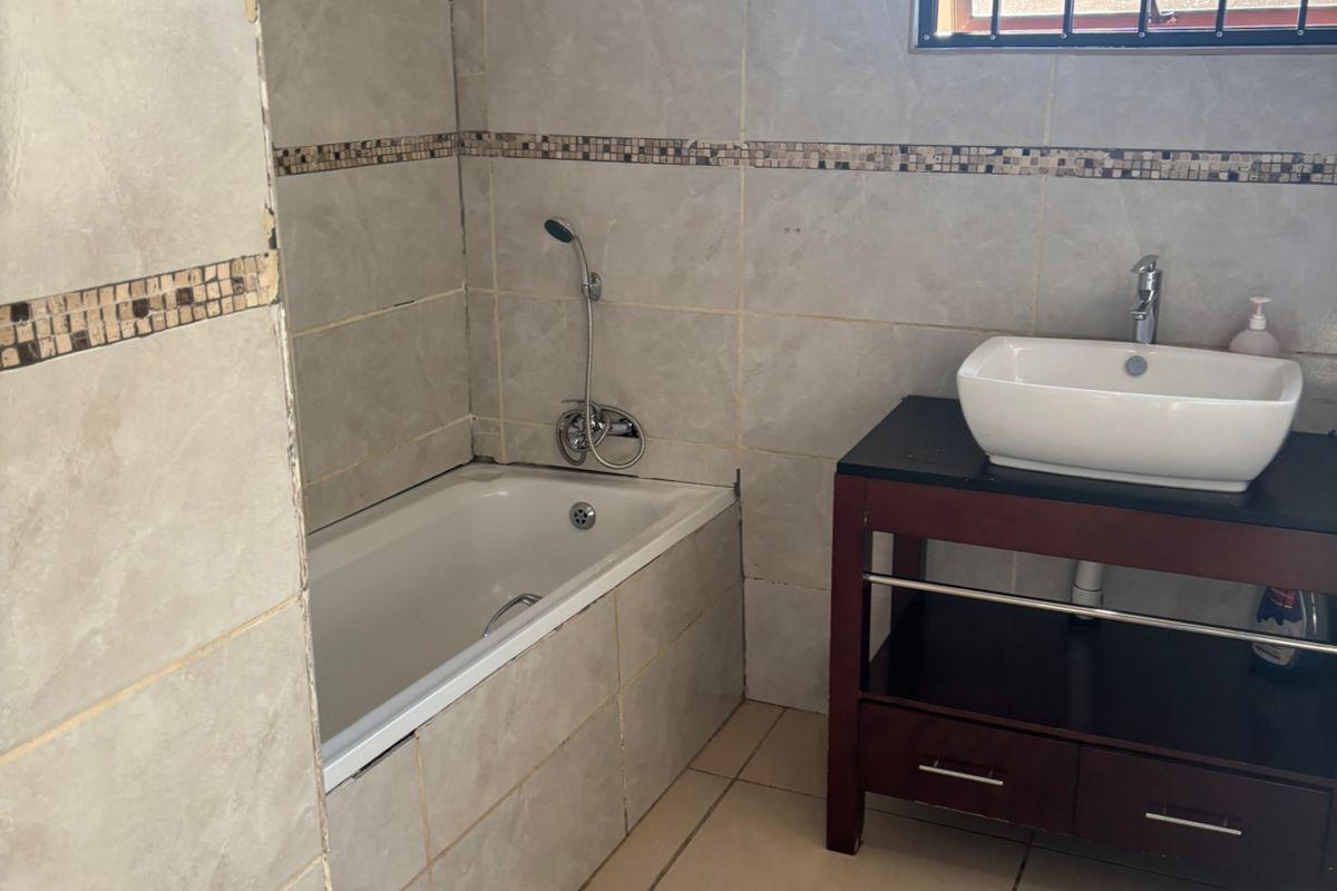 Charming 3-bedroom house for sale, perfect for families, in a quiet neighborhood with modern amenit - Photo 5