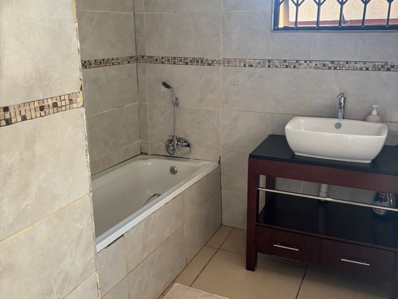 Charming 3-bedroom house for sale, perfect for families, in a quiet neighborhood with modern amenit - Photo 5