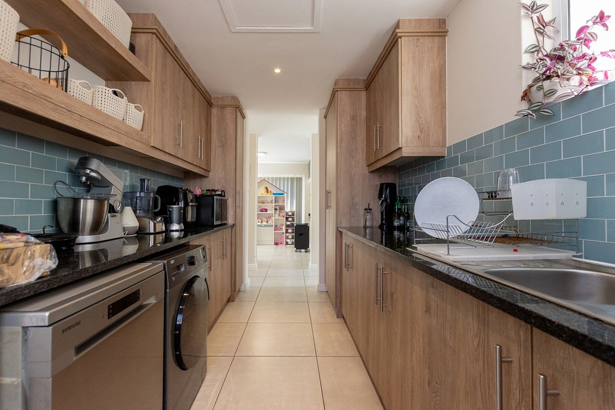 Elegant Family Living with West-Facing Entertaining and Northern Greenbelt Privacy - Photo 3