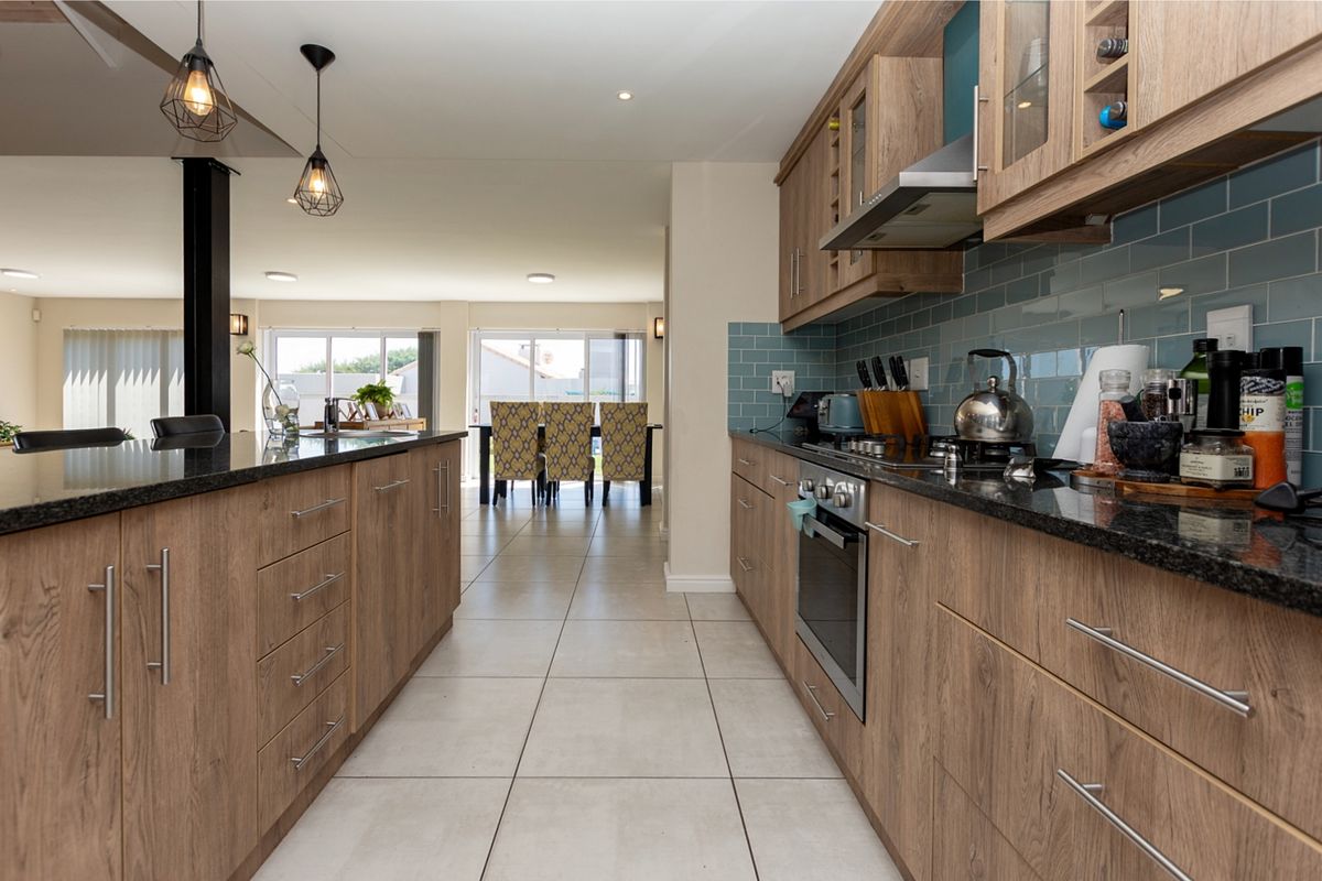 Elegant Family Living with West-Facing Entertaining and Northern Greenbelt Privacy - Photo 5