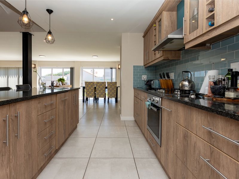 Elegant Family Living with West-Facing Entertaining and Northern Greenbelt Privacy - Photo 5