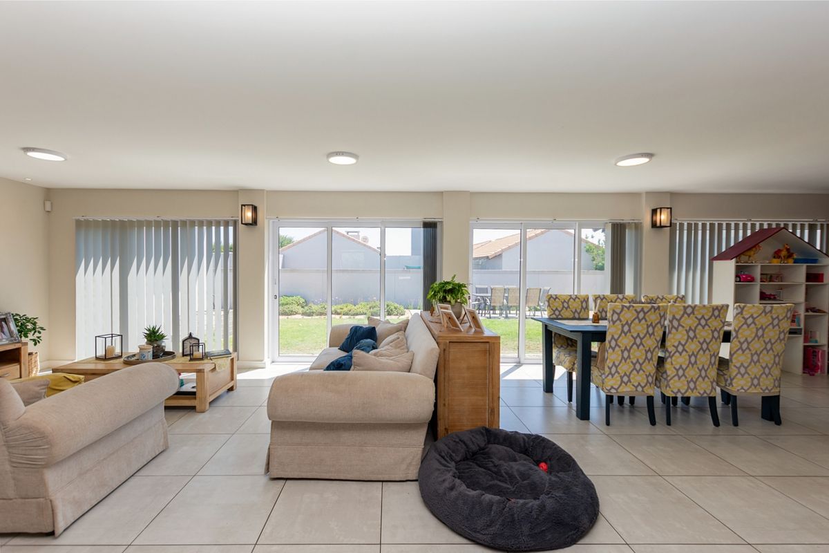 Elegant Family Living with West-Facing Entertaining and Northern Greenbelt Privacy - Photo 2