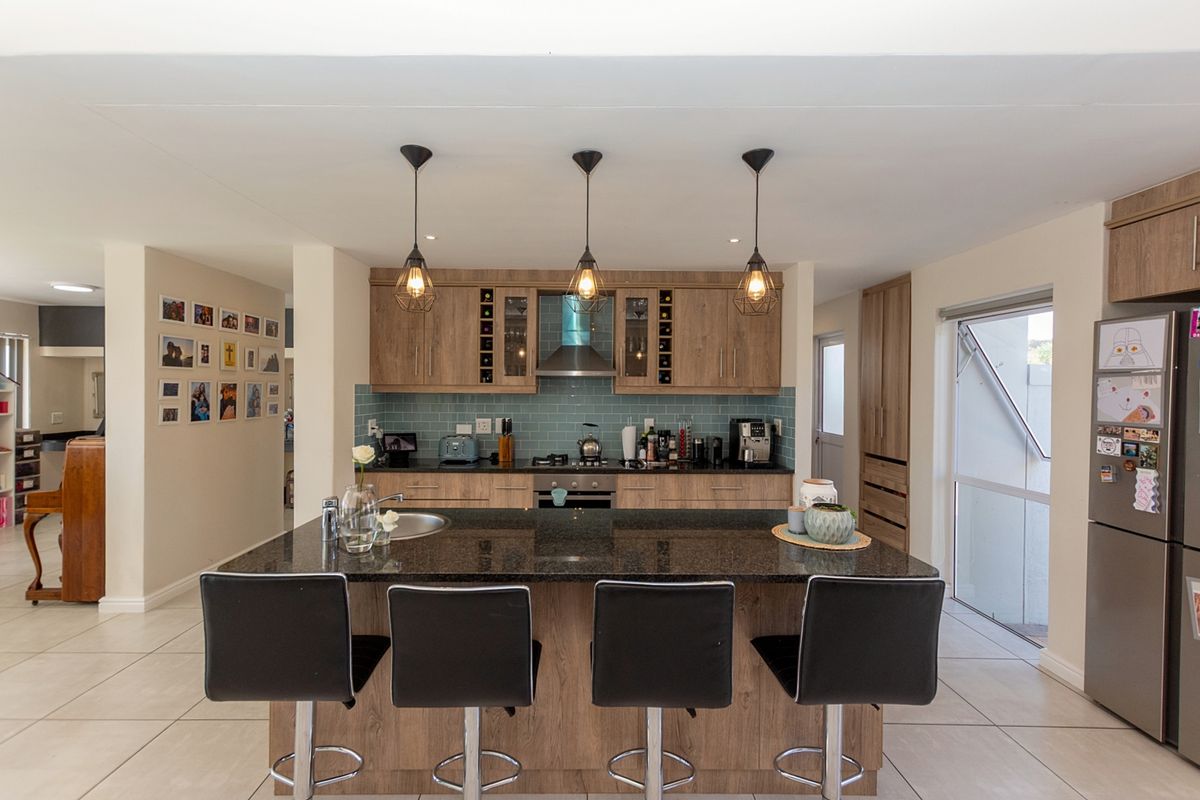 Elegant Family Living with West-Facing Entertaining and Northern Greenbelt Privacy - Photo 4