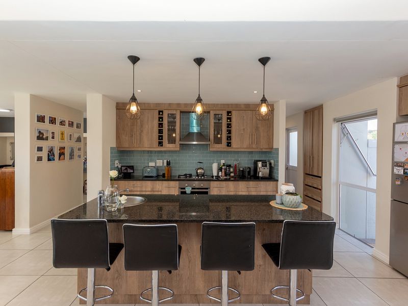 Elegant Family Living with West-Facing Entertaining and Northern Greenbelt Privacy - Photo 4