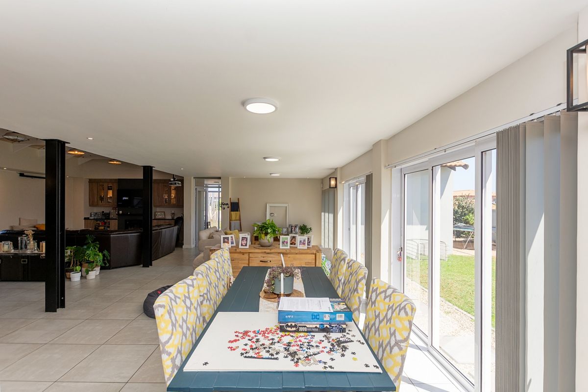 Elegant Family Living with West-Facing Entertaining and Northern Greenbelt Privacy - Photo 5