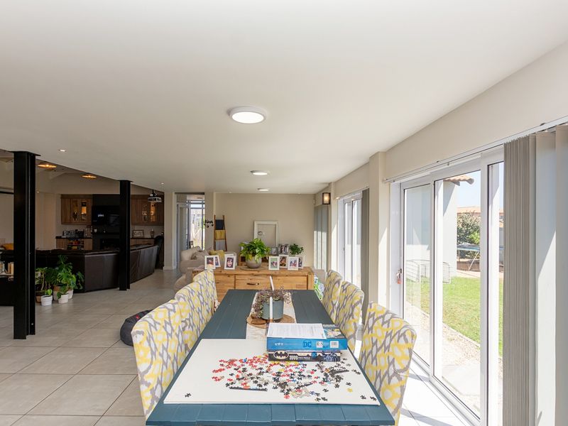 Elegant Family Living with West-Facing Entertaining and Northern Greenbelt Privacy - Photo 8