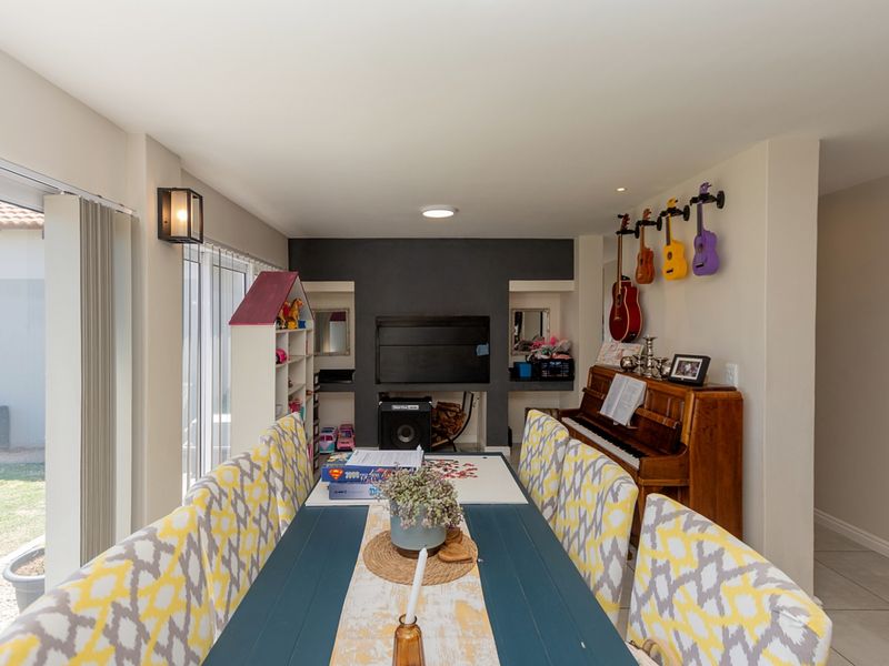 Elegant Family Living with West-Facing Entertaining and Northern Greenbelt Privacy - Photo 8