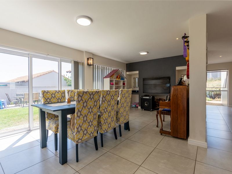 Elegant Family Living with West-Facing Entertaining and Northern Greenbelt Privacy - Photo 10