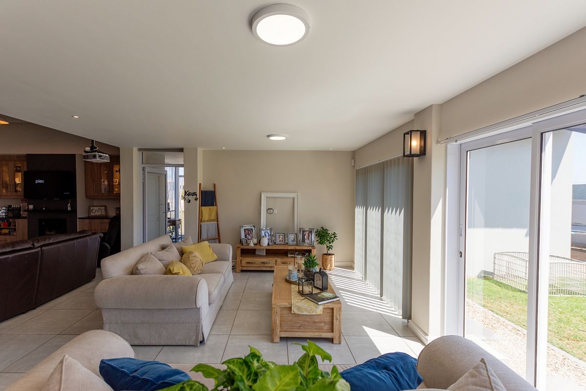 Elegant Family Living with West-Facing Entertaining and Northern Greenbelt Privacy - Photo 4