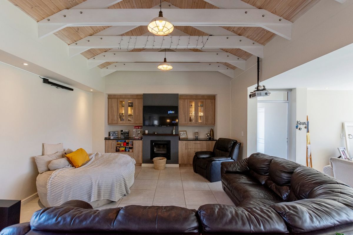 Elegant Family Living with West-Facing Entertaining and Northern Greenbelt Privacy - Photo 3