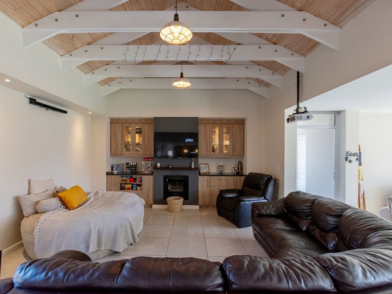 Elegant Family Living with West-Facing Entertaining and Northern Greenbelt Privacy - Photo 3