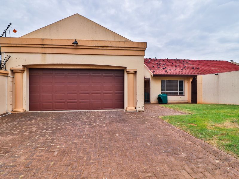 Spacious Family Home with Flatlet in Sought-After Ridgeway - Photo 3