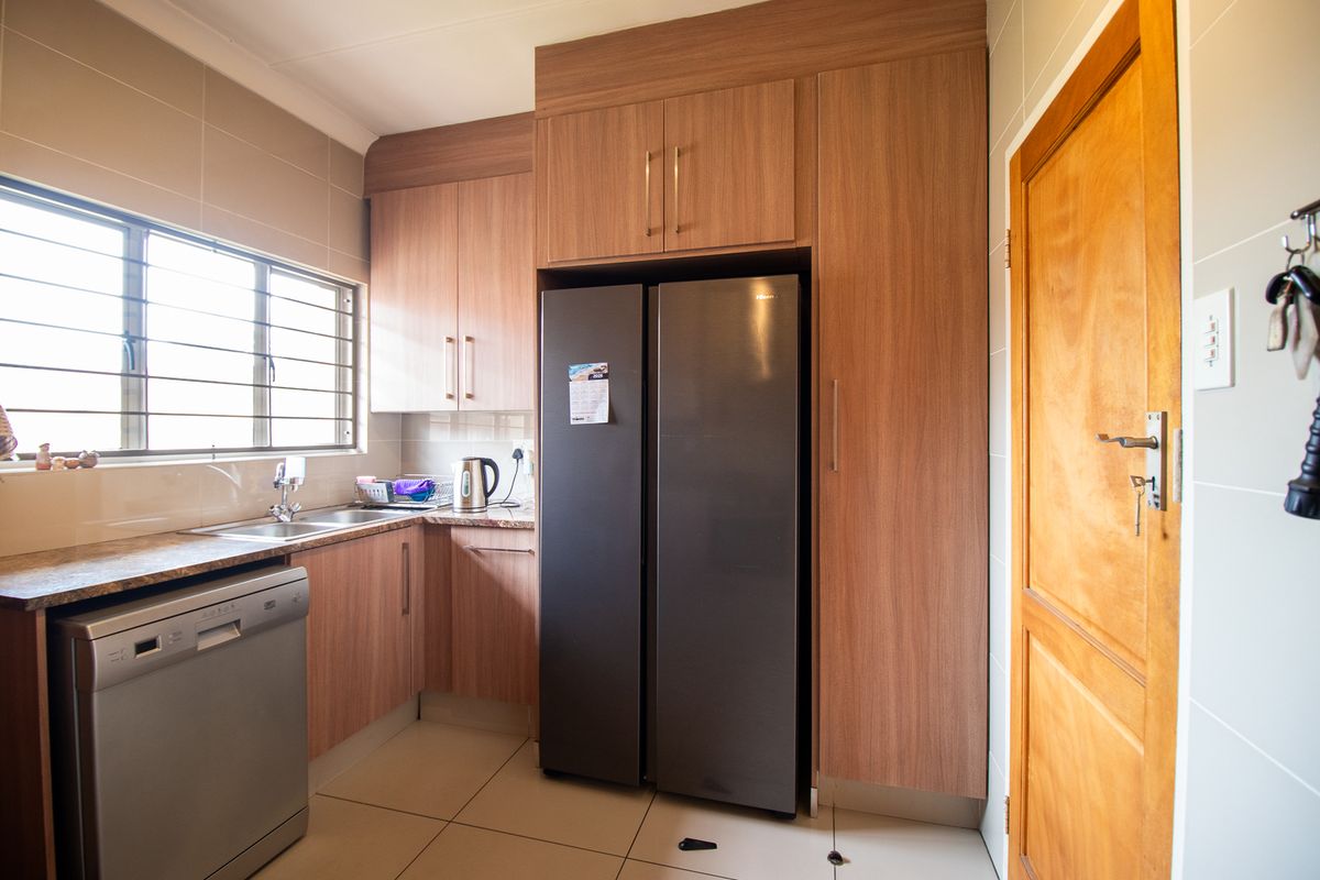 Spacious Family Home with Flatlet in Sought-After Ridgeway - Photo 5