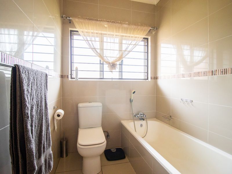 Spacious Family Home with Flatlet in Sought-After Ridgeway - Photo 10