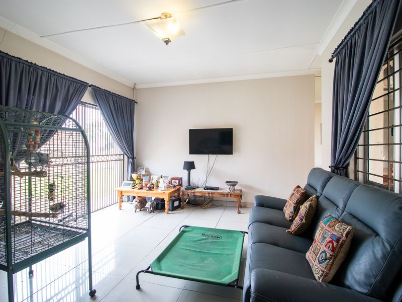 Spacious Family Home with Flatlet in Sought-After Ridgeway - Photo 9