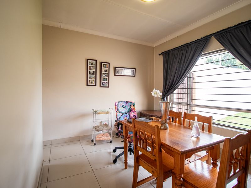 Spacious Family Home with Flatlet in Sought-After Ridgeway - Photo 7