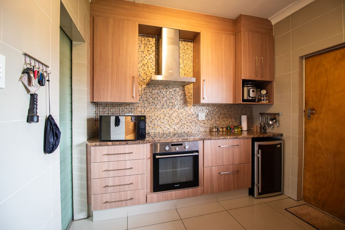 Spacious Family Home with Flatlet in Sought-After Ridgeway - Photo 4