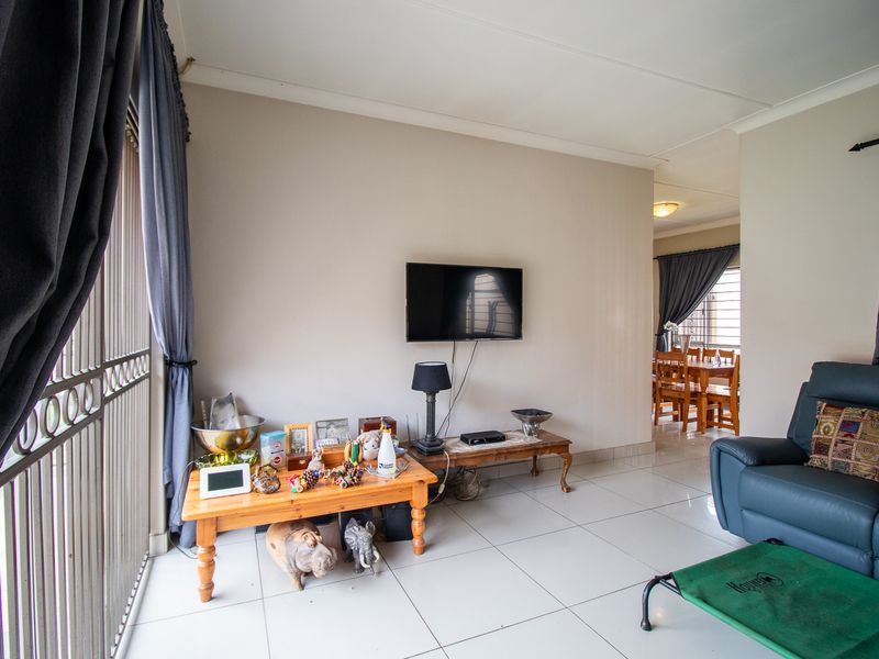 Spacious Family Home with Flatlet in Sought-After Ridgeway - Photo 8