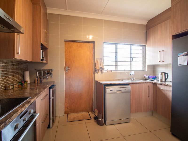 Spacious Family Home with Flatlet in Sought-After Ridgeway - Photo 6