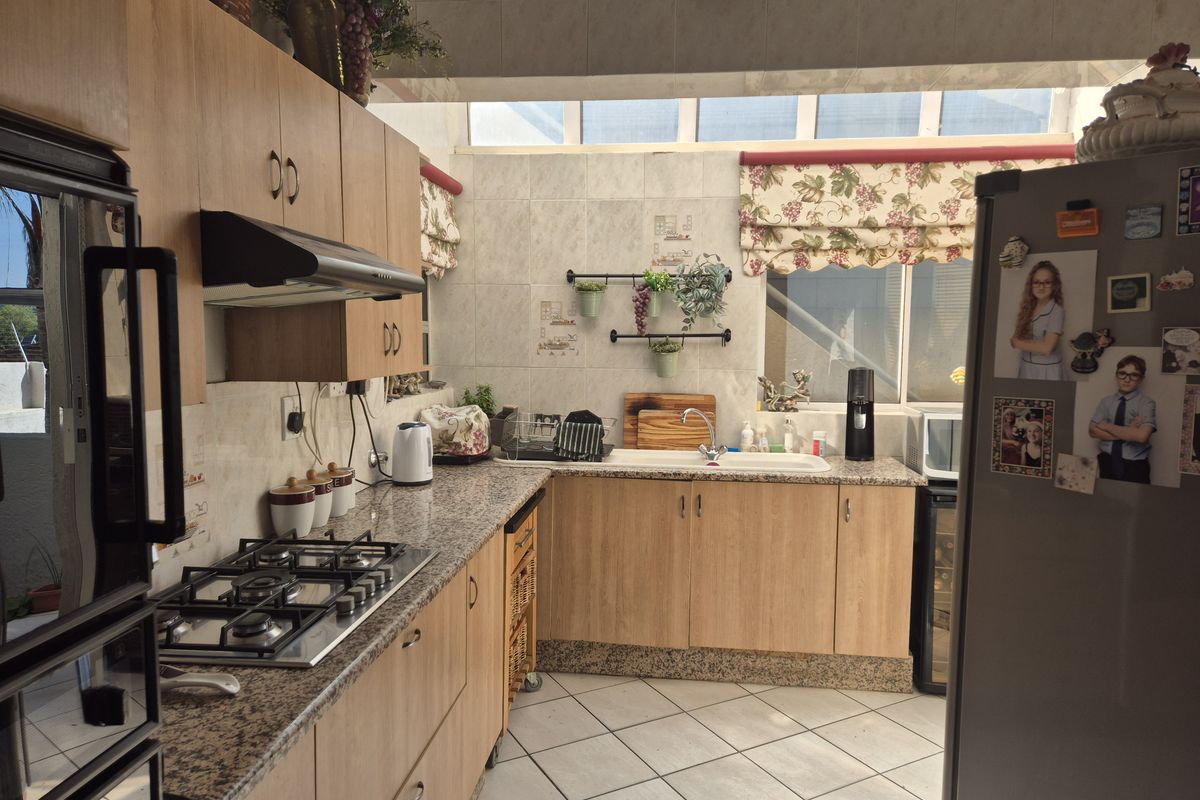 Secure, Stylish & Set in a Highly Desirable Area - Photo 4