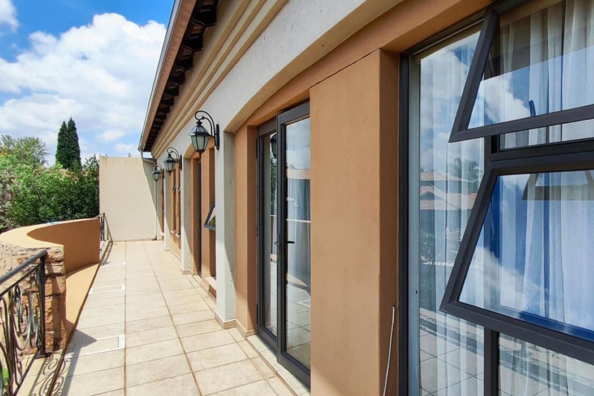 Secure Estate Gem ideal for executives and family living OPEN TO OFFERS - Photo 3