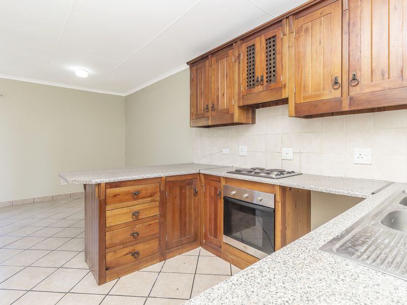 Just Painted 2 Bed Apartment For Sale In North Riding - Photo 3