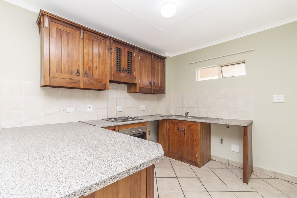 Just Painted 2 Bed Apartment For Sale In North Riding - Photo 4
