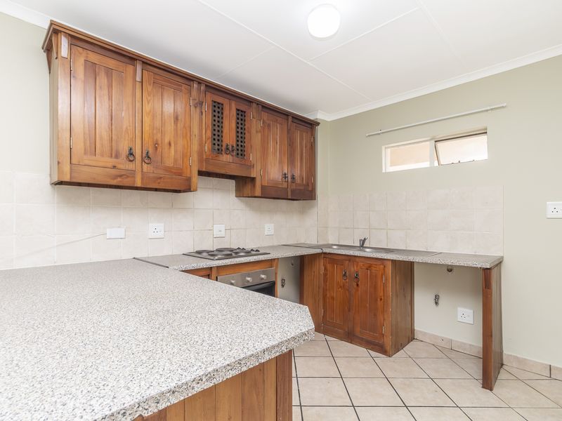 Just Painted 2 Bed Apartment For Sale In North Riding - Photo 4