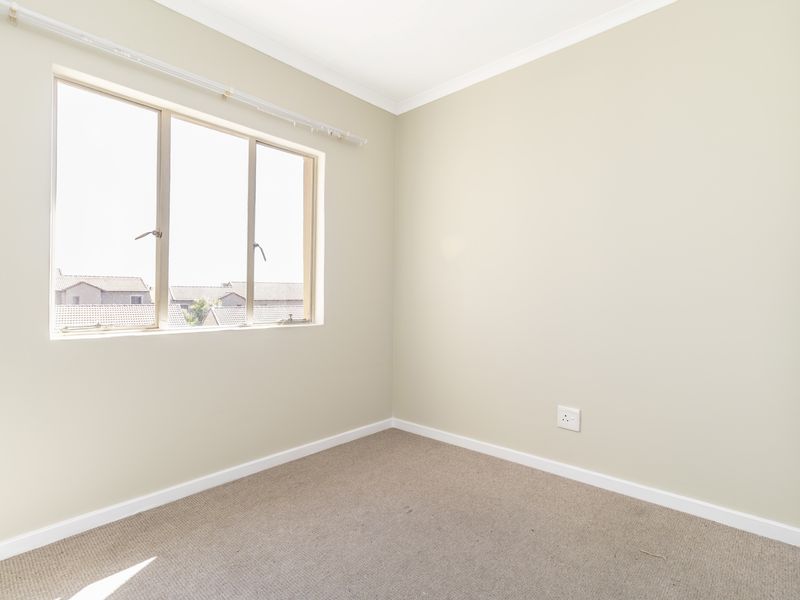 Just Painted 2 Bed Apartment For Sale In North Riding - Photo 9