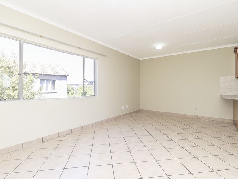 Just Painted 2 Bed Apartment For Sale In North Riding - Photo 8