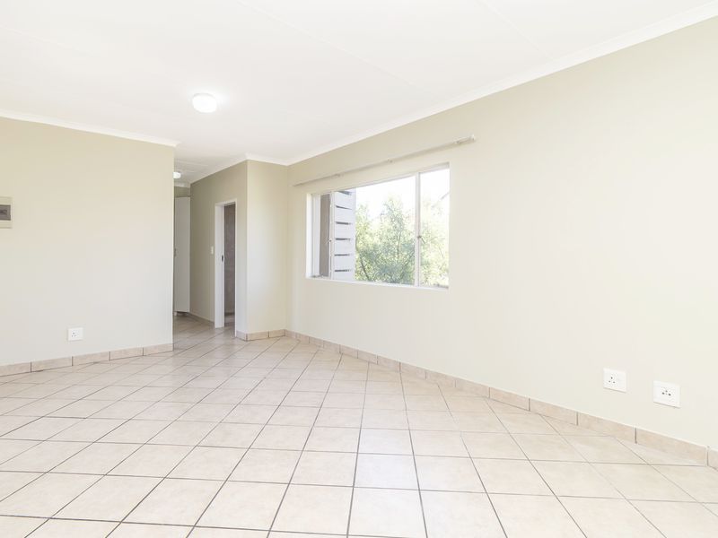 Just Painted 2 Bed Apartment For Sale In North Riding - Photo 7