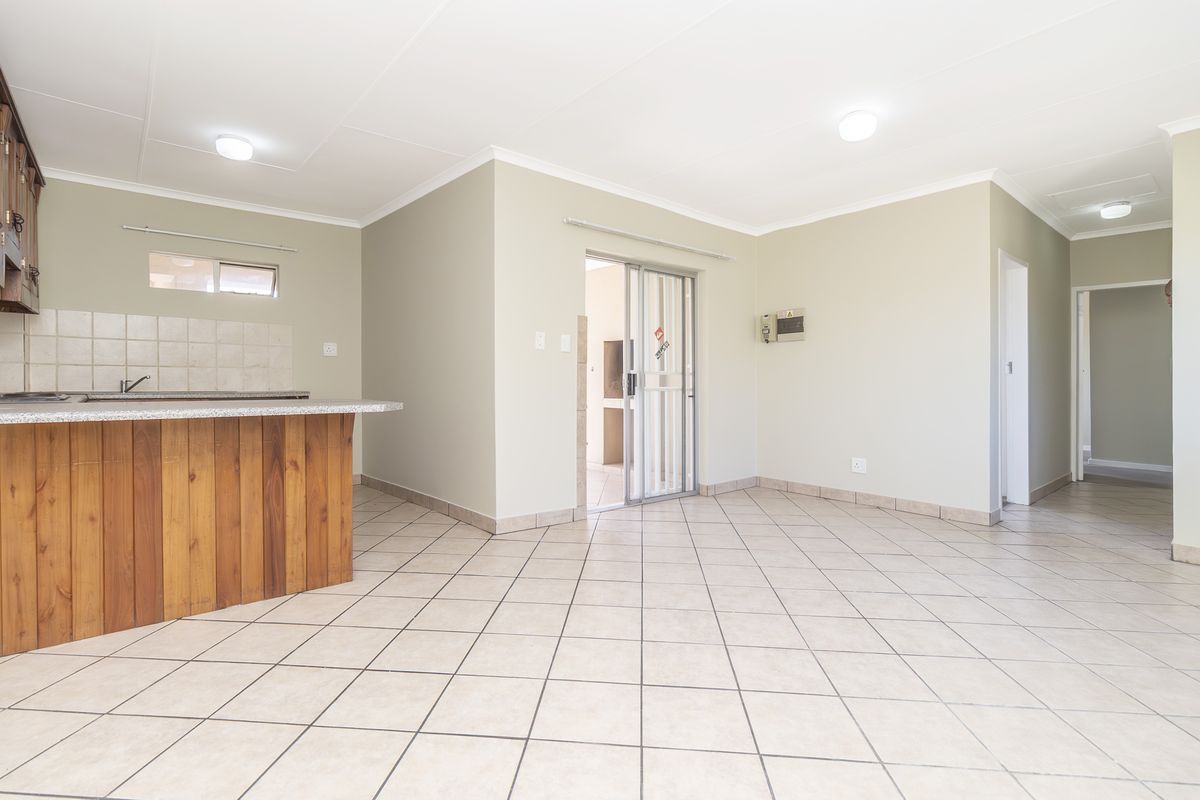 Just Painted 2 Bed Apartment For Sale In North Riding - Photo 5
