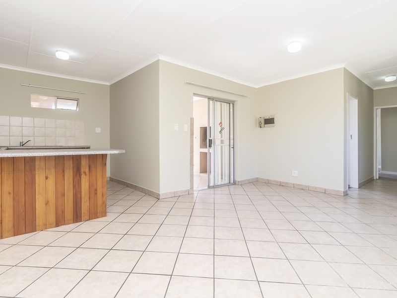 Just Painted 2 Bed Apartment For Sale In North Riding - Photo 5