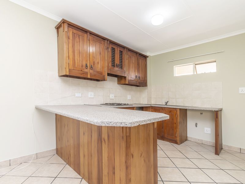 Just Painted 2 Bed Apartment For Sale In North Riding - Photo 2