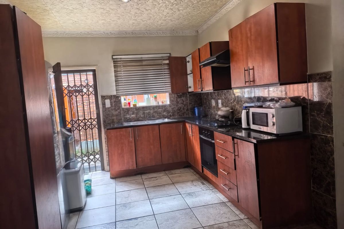 Comfortable living: Beautiful 3-bedroom Apartment - Photo 2