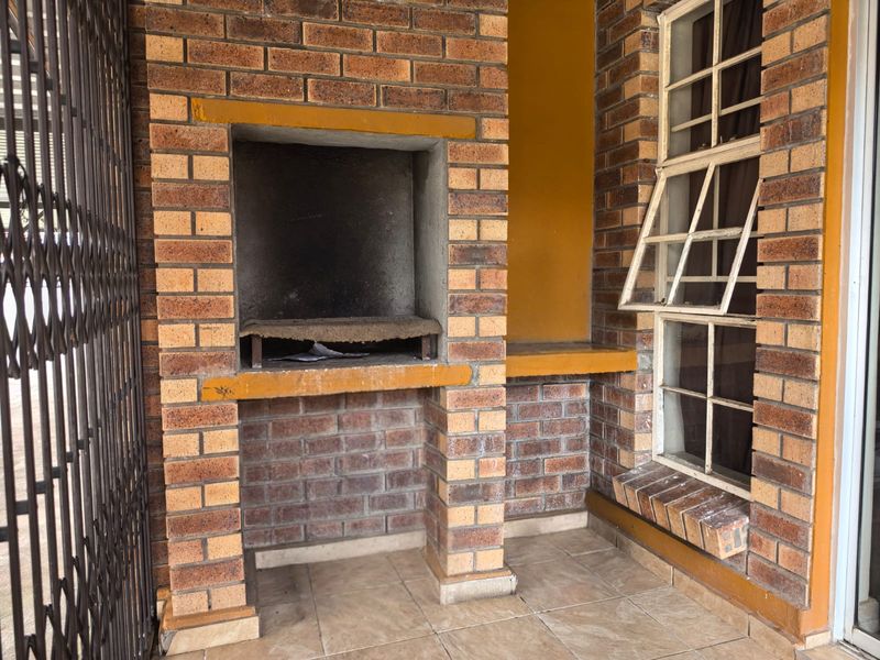 Comfortable living: Beautiful 3-bedroom Apartment - Photo 1